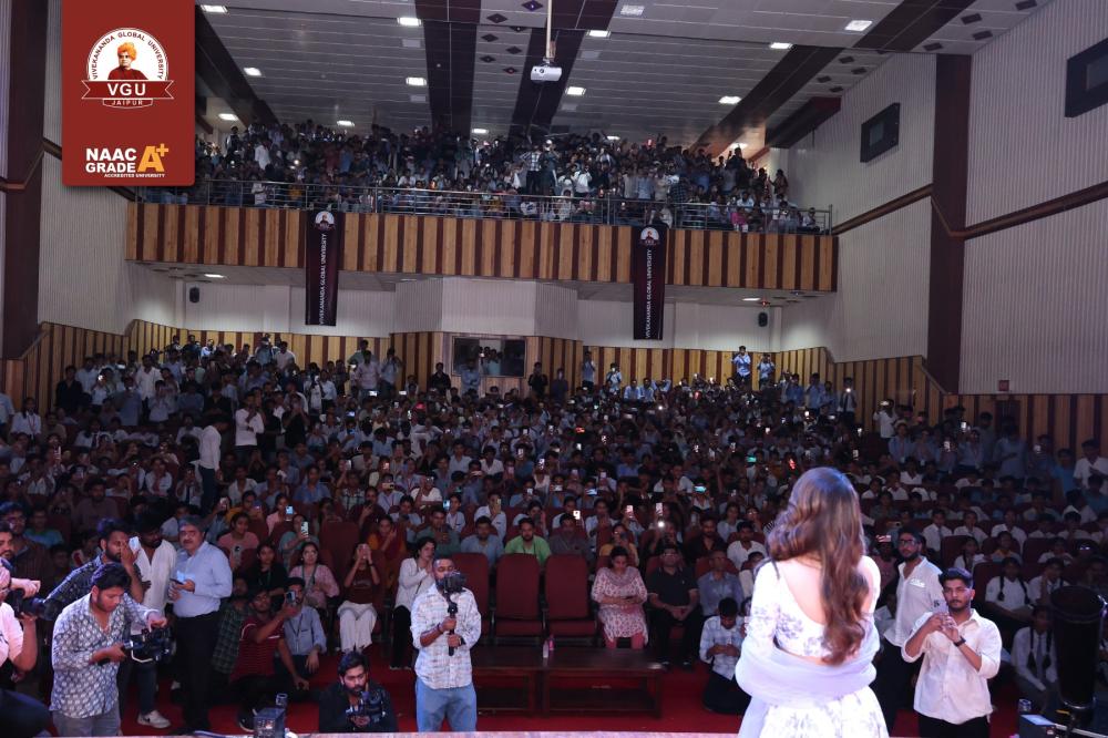 janhvi-kapoor-was-here-at-vivekananda-global-university-more-than-1000-enthusiastic-students-made-it-an-unforgettable-experience